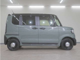 リアには左右スライドドアを採用。狭い駐車場でも開閉しやすく、強風の日でもドアが煽られにくくなっております。小さなお子さまやご年配の方も安心して乗り降りできます。