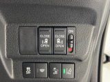 【両側パワースライドドア】両側がパワースライドドアになっており、運転席のスイッチやスマートキーのボタンからでも開閉が可能です!狭い駐車場でのお子様の乗り降りに便利です!