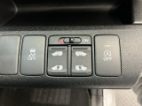 車がカーブの外側へ膨らんだり内側へ巻き込んだりする挙動を防止する横滑り防止装置、狭い所でも乗り降り楽々な両側電動スライドドア、アイドリングストップ機能付きです!