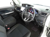 シンプルで使いやすいデザインの運転席です。