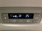 【リアオートエアコン】広い後部座席には必須の機能!風量や温度を自動で調整し前席と同様な車内環境にしてくれるリアオートエアコンを装備。夏の暑さも冬の寒さもストレスなく快適にお過ごしいただけます♪