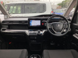 【前方視界】開放的な前方視界!運転がしやすく疲れにくいです♪窓が大きく、見通しがとっても良いおクルマですよ♪