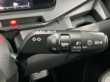 【オートライト】車のセンサーが周囲の明るさを感知し、自動でヘッドライトを点灯・消灯する機能です。この機能は夕暮れ時の交通事故が多い時間帯の安全性を高めてくれます。