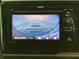 バックでの車庫入れも安心です!リアカメラが付いているバックモニター付のディスプレイオーディオを装備しております。操作線もついており距離感も画面から確認できます。