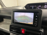 バックカメラがしっかり映るので、後ろが見やすく安心して駐車できます。お子さまの送り迎えや買い物でも心強いポイントです。