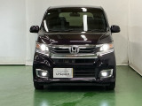 【HID】ディスチャージヘッドライトが装備されています。夜間走行時や雨の日に明るく安全に前方を照らすことが出来ます。対向車からも見えやすいので相手に接近を知らせることも出来ます。