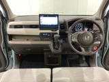 車内は光触媒抗菌消臭施工済です。インパネ周りはスタイリッシュなデザインで機能や装備も充実しています。グローブボックスやカップホルダーのほかにトレーなどたくさんの収納スペースが付いています。