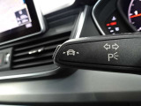 居眠り運転やわき見運転など、万が一車両が道路白線をはみだしそうになると、車がハンドルを自動修正してくれるアウディレーンアシストが装備されております。