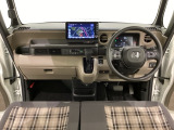 車内は光触媒抗菌消臭施工済です。インパネ周りはスタイリッシュなデザインで機能や装備も充実しています。グローブボックスやカップホルダーのほかにトレーなどたくさんの収納スペースが付いています。