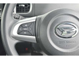 ステアリングスイッチ付き。前方から目を離すことなくオーディオなどを操作することが可能です。