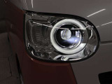 LEDヘッドライトには、ハイビームで走行中に先行車や対向車を検知した時、部分的に遮光し、先行車や対向車に配慮しながら高い視認性を確保できるADB(アダプティブドライビングビーム)が採用されています。