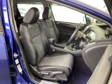 フロント広々、セパレートシートの運転席は、ハイトアジャスターが付いているので、快適にドライブができます。ハンドルはテレスコピック機能で、ハンドル位置を上・下・手前・奥に調節できます。