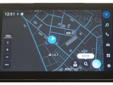 ディスプレイオーディオ(コネクティッドナビ対応)PLUS搭載。T-Connectご契約で2027年12月まで無償で利用できるナビ(期限到来後は有償)と、解約後も利用できる車載ナビが搭載されています。