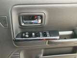 運転席アームレストに、【リモコンドアミラー】【パワーウィンドウ】スイッチあり。手元で操作ラクラク。