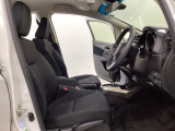 広い足元にゆったり座れるシートには肘掛けも装備しており長距離の運転でも疲れにくくなってます。女性でも運転がしやすいように、シートの高さ調整機能(シートリフター)がついています。