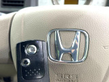 【Hondaスマートキー】カバンやポケットに入れたままでもドアの施錠・解錠が可能なスマートキーを装備。エンジンのオン・オフ時もカギを取り出す必要が無いからとっても便利です♪