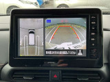 【アラウンドビューモニター装備】 バックカメラによる後方の確認だけでなく4つのカメラで真上から見ている様に周囲360度を写し出し、自車周辺の詳細な状況を確認出来ます。狭い場所での取り回しも安心です。