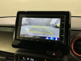 リバースギアに入れるだけで後方の表示へ切り替わります。夜間や雨の日の駐車も楽になりますよ。