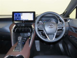 整然と纏められた操作性の良いスイッチ類。