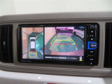 パノラミックビューモニター搭載。カメラで車両周囲の状況を映し出すため、狭い場所での駐車などに役立ちます。