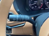レバーをAUTOの位置にしているとき、レインセンサーが雨を感知すると、雨量に応じてワイパーが自動で作動してくれるオートワイパーを装備!設定変更で非作動にすると、間欠作動に固定されます。