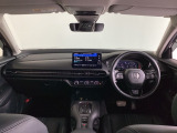 運転席は、大きな座面と包み込むような背もたれがドライバーの身体全体をしっかり支えます。上質なシート素材と座り心地のよいクッションを採用し、長時間の運転やコーナーの多い道も快適です