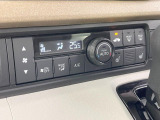 【オートエアコン】一度お好みの温度に設定すれば、車内の温度を検知し風量や温度を自動で調整。暑い&hellip;寒い&hellip;と何度もスイッチ操作をする必要はありません。快適な車内空間には必須の機能ですね♪