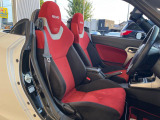 【RECARO製シート】人間工学に基づいた面圧分布によって腰への負担や長時間運転時の疲労発生を軽減☆一目でレカロとわかるスポーティなルックスが特徴です。