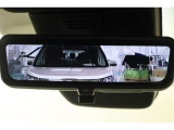 車両後方カメラの映像をディスプレイに表示するデジタルインナーミラーです。ヘッドレストや荷物などで視界を遮られずに後方を確認できます。デジタルミラーモードとミラーモードは切替え可能です。