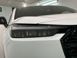 LEDヘッドライトは、点灯の瞬間から最大光量を発揮し、突然暗くなるトンネルなどでの安定感を高めます。