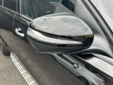 リアバンパー左右のレーダーセンサーにより車両の斜め後ろのミラーで見えない死角エリアに車両や自転車がいることを警告します。更に、側面衝突の危機があるときはブレーキを自動制御して危険回避をサポートします。