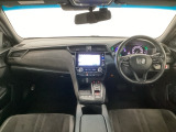 【前方視界】開放的な前方視界!運転がしやすく疲れにくいです♪窓が大きく、見通しがとっても良いおクルマですよ♪
