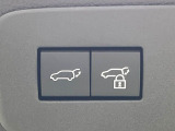 【パワーバックドア】スマートキーや運転席のボタンを押すだけでリアゲートが自動で開閉します!荷物を持っている時や、高い位置にあるバックドアを閉める際に便利な機能です♪