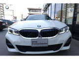 BMWの代名詞の【キドニーグリル】グリルが腎臓のように見えるので【キドニー】と呼ばれるようになりました。一目見ただけでBMWであると認識できる確固たるアイコンとして存在感を放ちます。