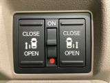 リアドアは乗り降りに便利な両側電動スライドドアです。また運転席に座っていながらスイッチ操作で自在にスライドドアを開け閉めできます。