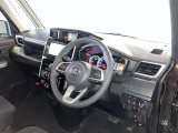 運転席周りのレイアウトをご覧ください。ナビゲーションが綺麗に装着されすっきり収まってますね!