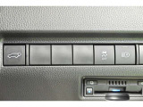 スマートキーや運転席のボタンを押すだけでリアゲートが自動で開閉します!荷物を持っている時や、高い位置にあるバックドアを閉める際に便利な機能です