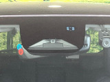 【ホンダセンシング】走行中に前方の車両等を認識し、衝突しそうな時は警報とブレーキで衝突回避と被害軽減をアシスト。より安全にドライブをお楽しみいただけます。