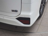 コーナーセンサーを車の前後に装備。障害物までの距離に応じて警告音を変えてお知らせ。縦列駐車時や駐車場・車庫などでの取り回しをサポートします。詳細は販売店スタッフまでおたずねください。
