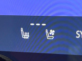 【シートベンチレーション】夏場は涼しい風でお尻や背中の熱やムレを防ぎ、冬はエアコンよりも早く温まってポカポカに!レザーシートにうれしい装備で、季節を問わず快適に過ごせます。