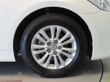 純正のアルミホイール装着車です。タイヤサイズは215/60R16です。
