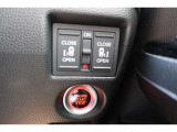 運転席に居ながら両側パワースライドドアの開閉ができます!