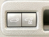 【パワーバックドア】スマートキーや運転席のボタンを押すだけでリアゲートが自動で開閉します!荷物を持っている時や、高い位置にあるバックドアを閉める際に便利な機能です♪