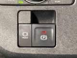 指先だけで簡単に操作が可能な電動パーキングブレーキを採用。「HOLD」スイッチを押すと、渋滞や信号待ちなどでブレーキペダルから足を離しても、ブレーキを保持するので安心です