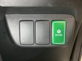 ECON モードをON にするとアクセルペダルの動きに対するエンジンの反応とエアコンの制御を切り換えることで、燃費のいい運転をするドライバーがペダルを踏んだ時と同じようにエンジンを制御します。