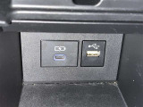 充電用USB端子付き。スマートフォンなどの充電に便利です。