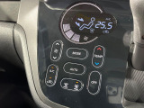 【オートエアコン】一度お好みの温度に設定すれば、車内の温度を検知し風量や温度を自動で調整。暑い&hellip;寒い&hellip;と何度もスイッチ操作をする必要はありません。快適な車内空間には必須の機能ですね♪