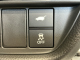 自動でリアゲートを開閉できる電動リアゲート、車がカーブの外側へ膨らんだり内側へ巻き込んだりする挙動を防止し安定した走行をサポートする横滑り防止装置付きです!