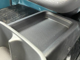 トレー付で小物を置いて置くのにとっても便利なスペースありますよ☆