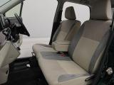 後退時に車両の後ろ側をモニター画面に表示します。車庫入れなどでバックする際に後方確認ができて便利です。車庫入れが苦手な人もこれで安心。